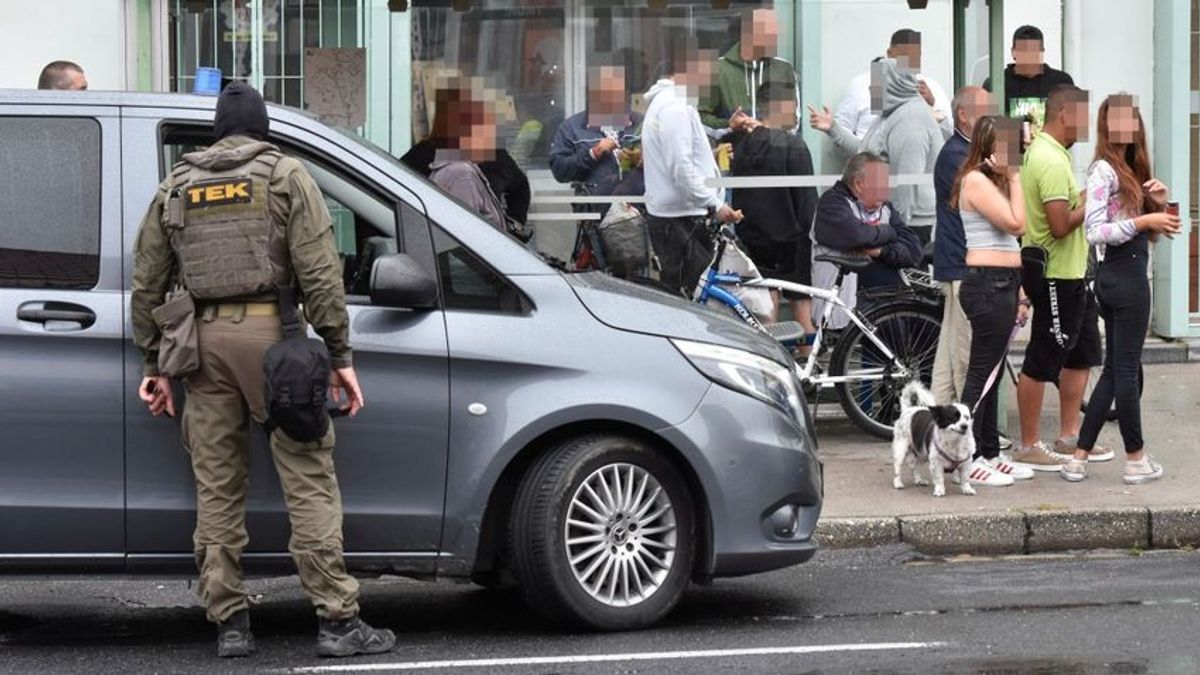 Ismert helyi férfiért mentek a belvárosba a TEK-esek Mosonmagyaróváron, mentő vitte el