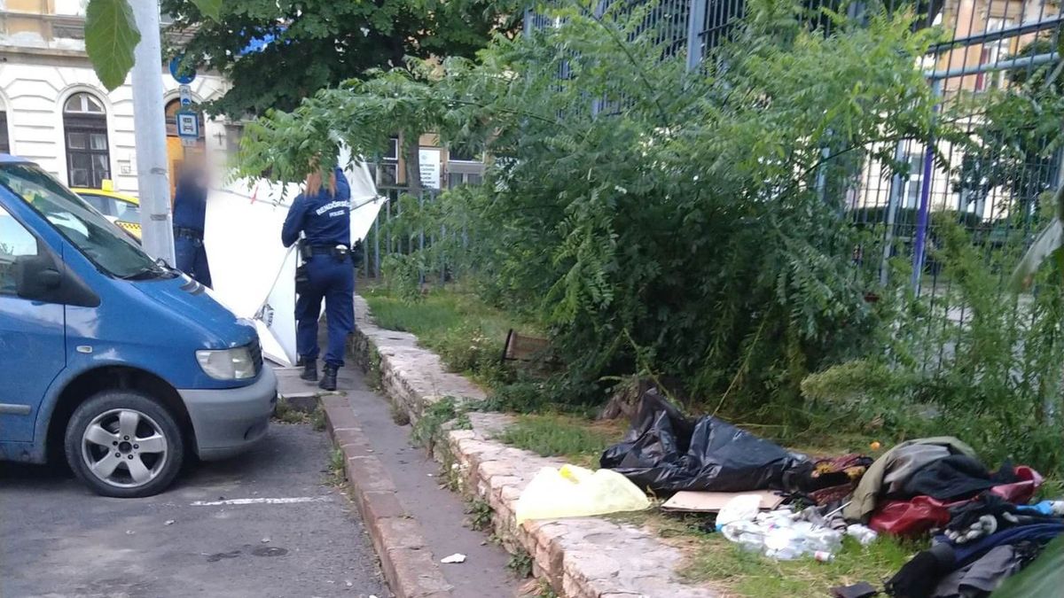 "Sokkot kaptunk, amikor megláttuk" – kerítés tövében találták meg a holttestet a Klauzál téren