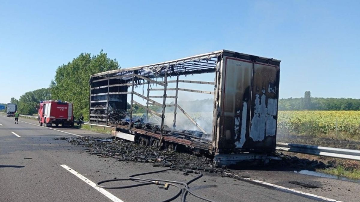 Kiégett egy kamion az M6-oson, lezárták az utat - Fotó