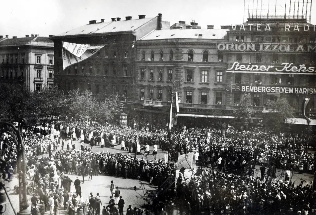 1930 - Andrássy út, Szent Imre év, augusztus 20-i ünnepi körmenet az Oktogonnál. Fotó: Fortepan / Kieselbach Tamás
