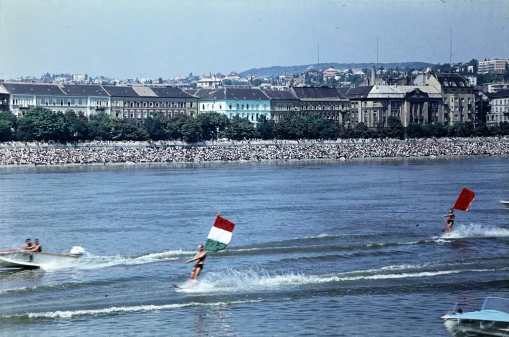 1970 - Víziparádé a Dunán. Fotó: Fortepan / Kristek Pál