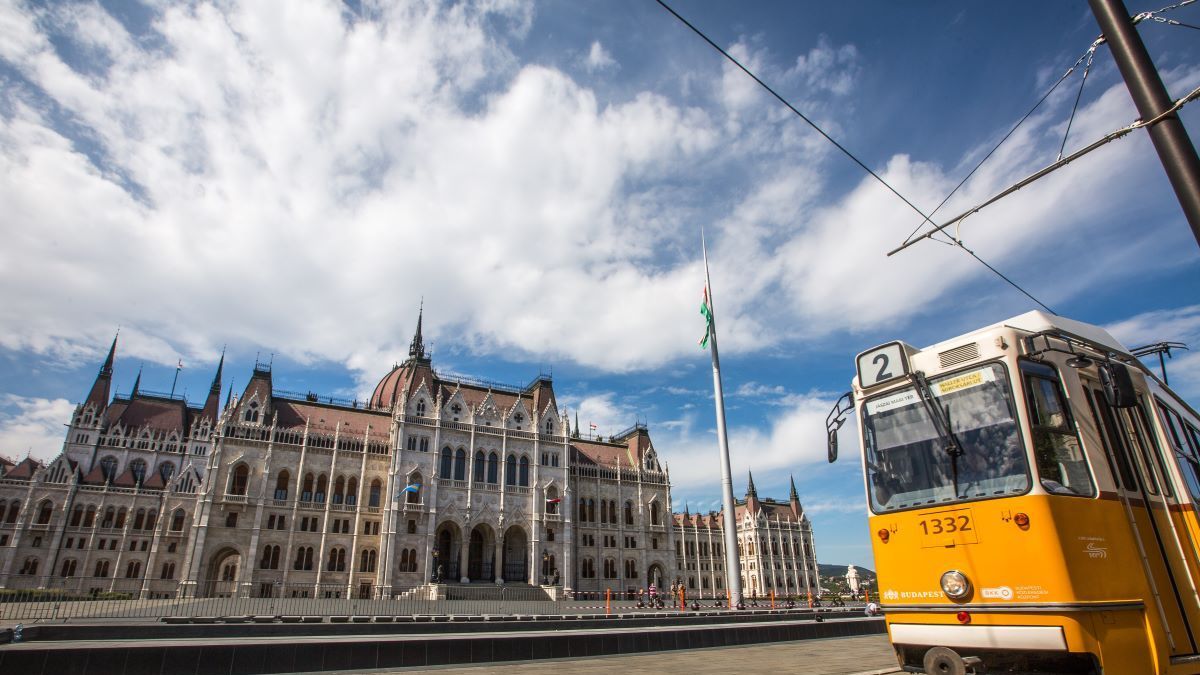 Megölt egy nőt a 2-es villamos a Fővám téren