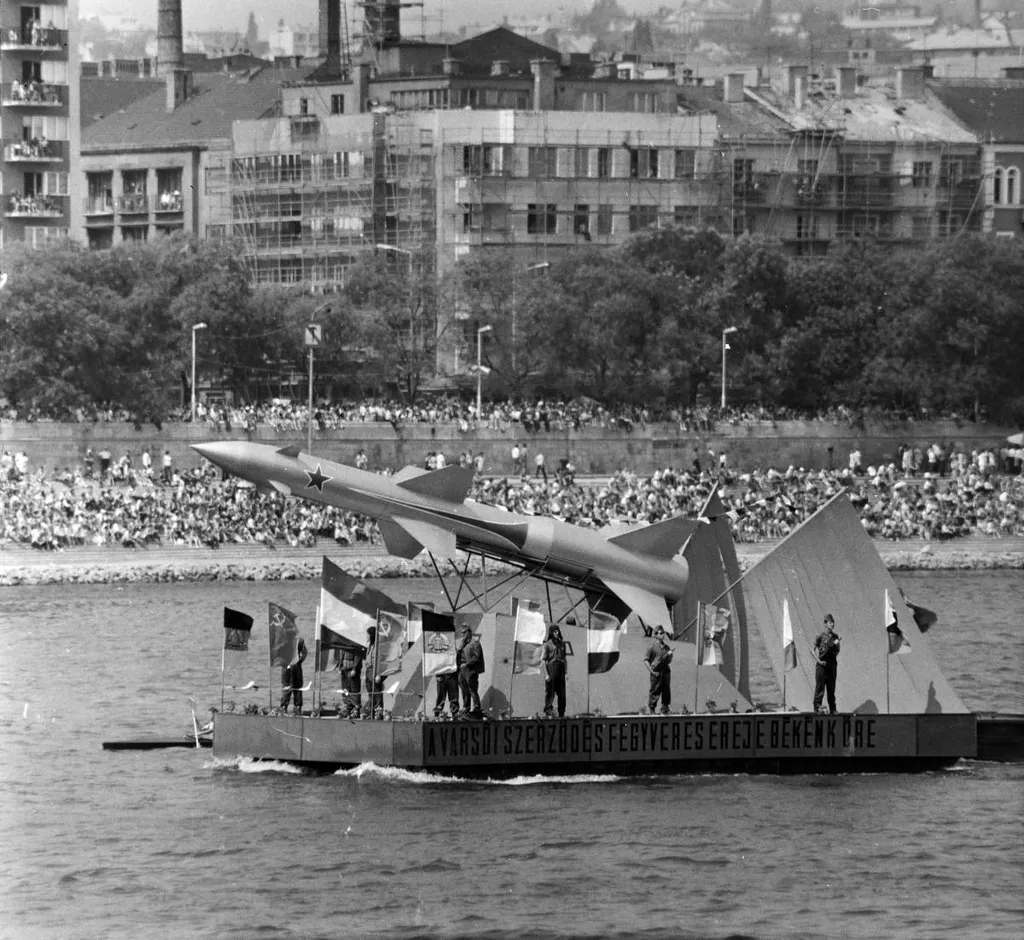 1973 - Augusztus 20-i víziparádé a Dunán, szemben a Bem rakpart és a Vitéz utca torkolata. Fotó: Fortepan / MHSZ