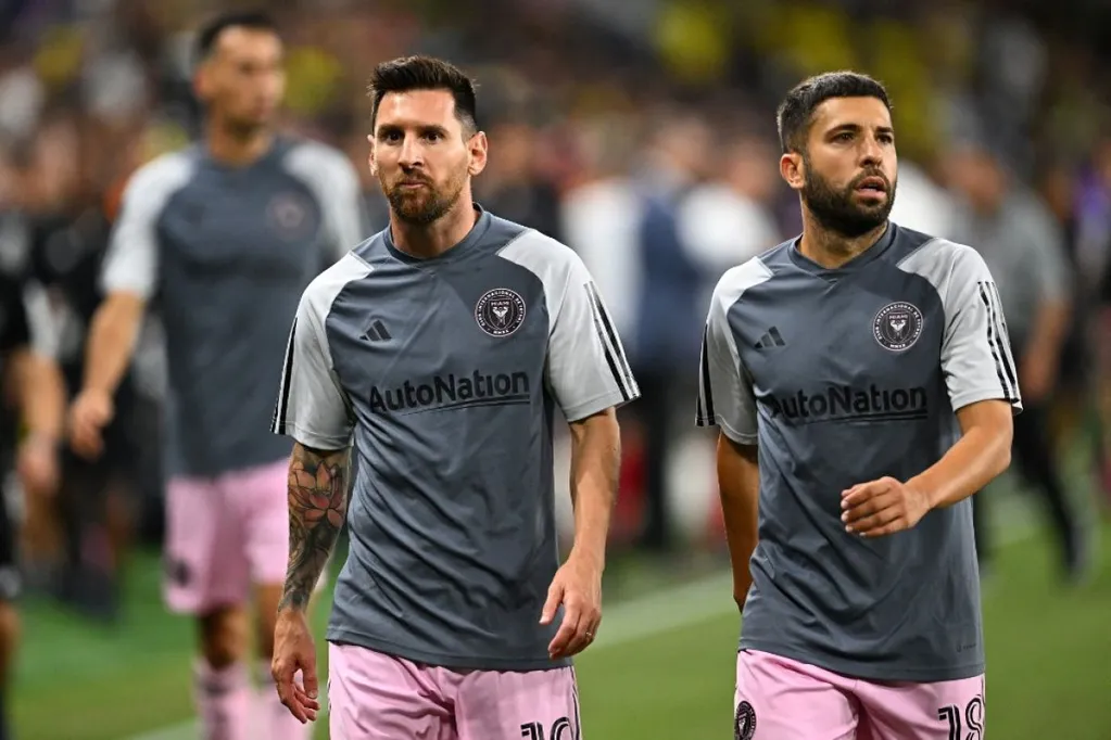 Lionel Messi (balra) és Jordi Alba: mint két tojás - könnyen összetéveszthetők