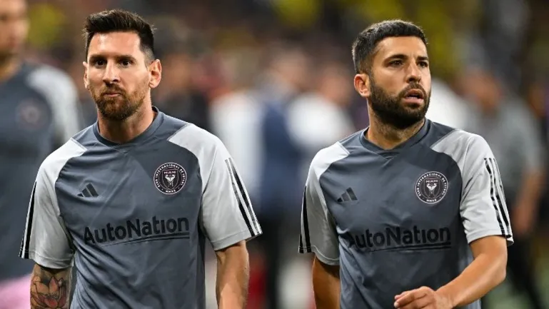 Lionel Messi (balra) és Jordi Alba: mint két tojás - könnyen összetéveszthetők