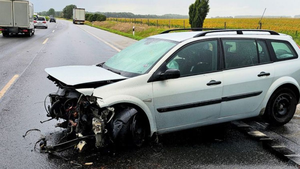 Kamionnak ütközött a család autója az M5-ösön, kórházba rohantak a 2,5 éves gyermekkel