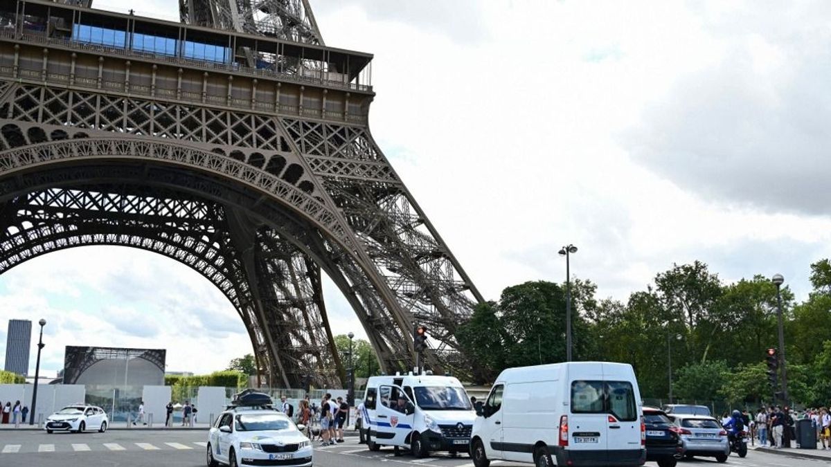 Nagyon berúgtak, az Eiffel-tornyon maradt és éjszakázott két turista