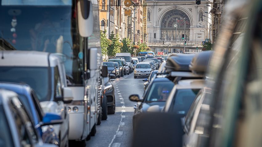 Megbénult a közlekedés Budapesten: négyeskarambol történt | BorsOnline