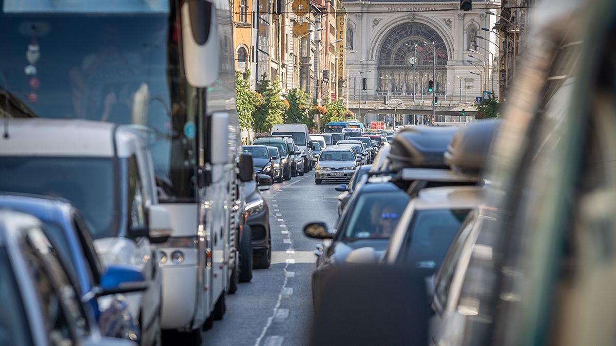 Megbénult a közlekedés Budapesten: négyeskarambol történt