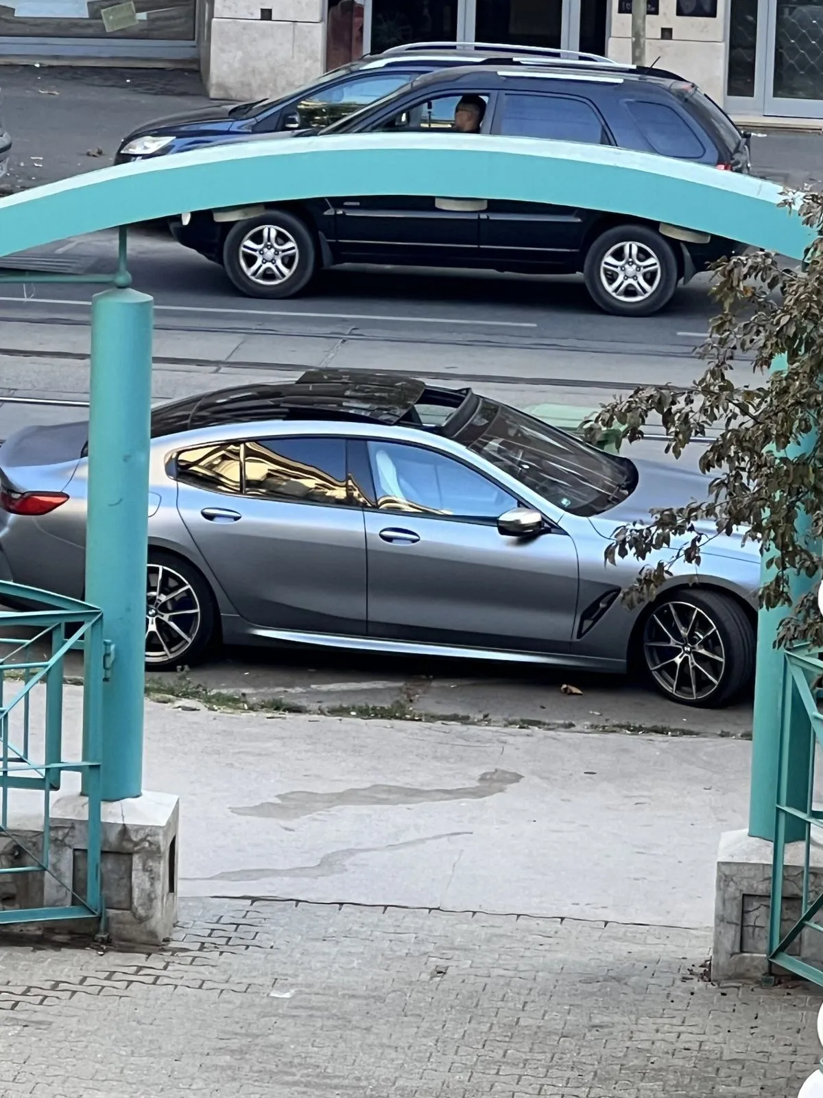GwM parkol az iskola előtt