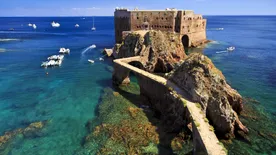 A kolostorból lett szigeti erőd Portugália partjainál