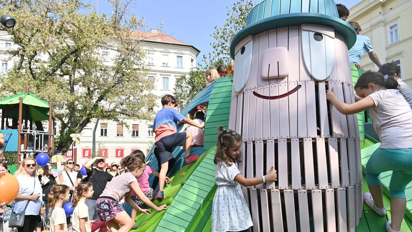 Imádják a gyerekek az új, Kuflik mesesorozat szereplőivel benépesített játszóteret