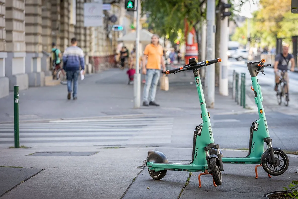 Budapest, utca, roller, dugó, mentő, illusztráció