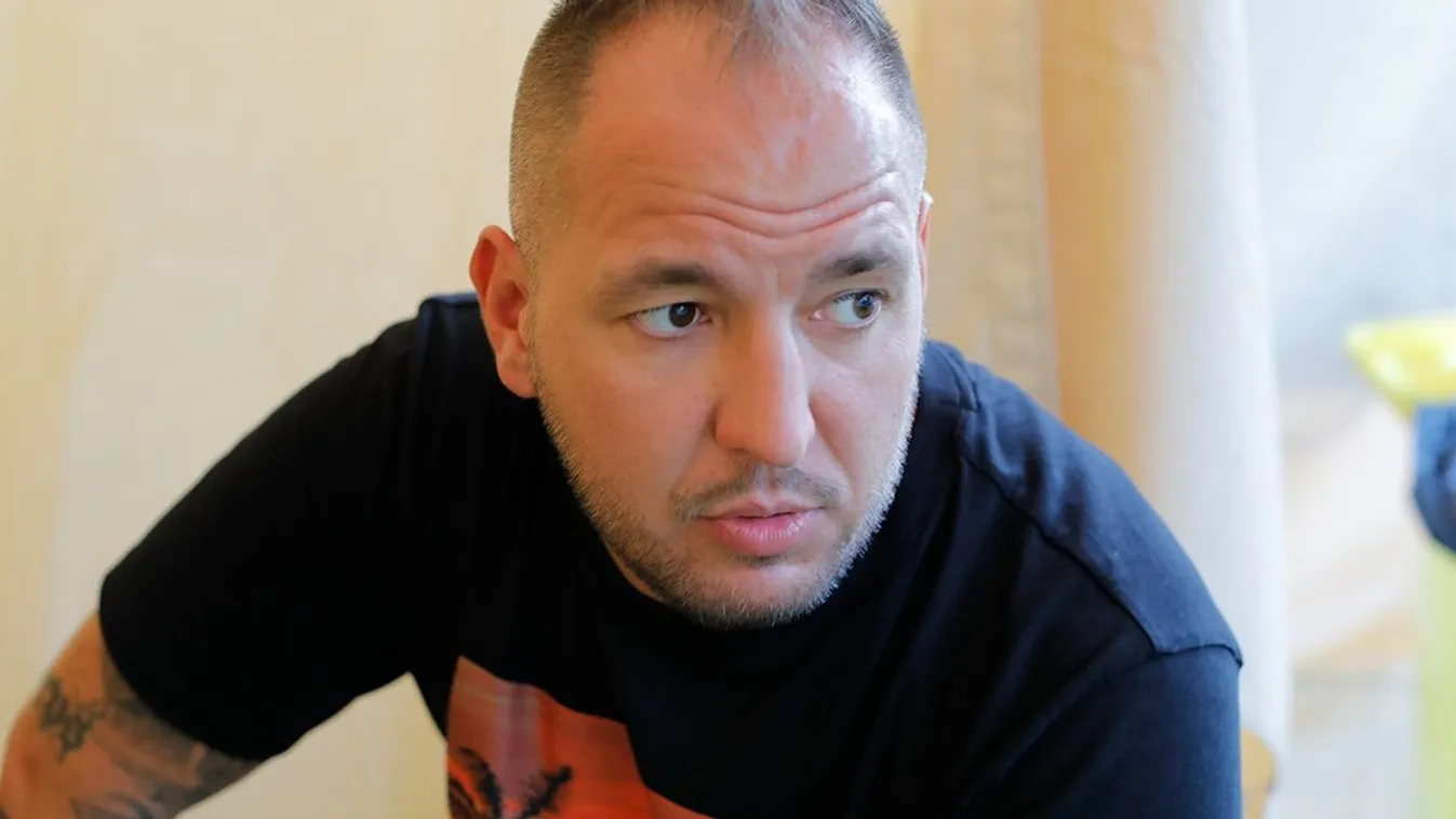 Fotó buktatta le Curtist, mással is megosztotta az ágyát