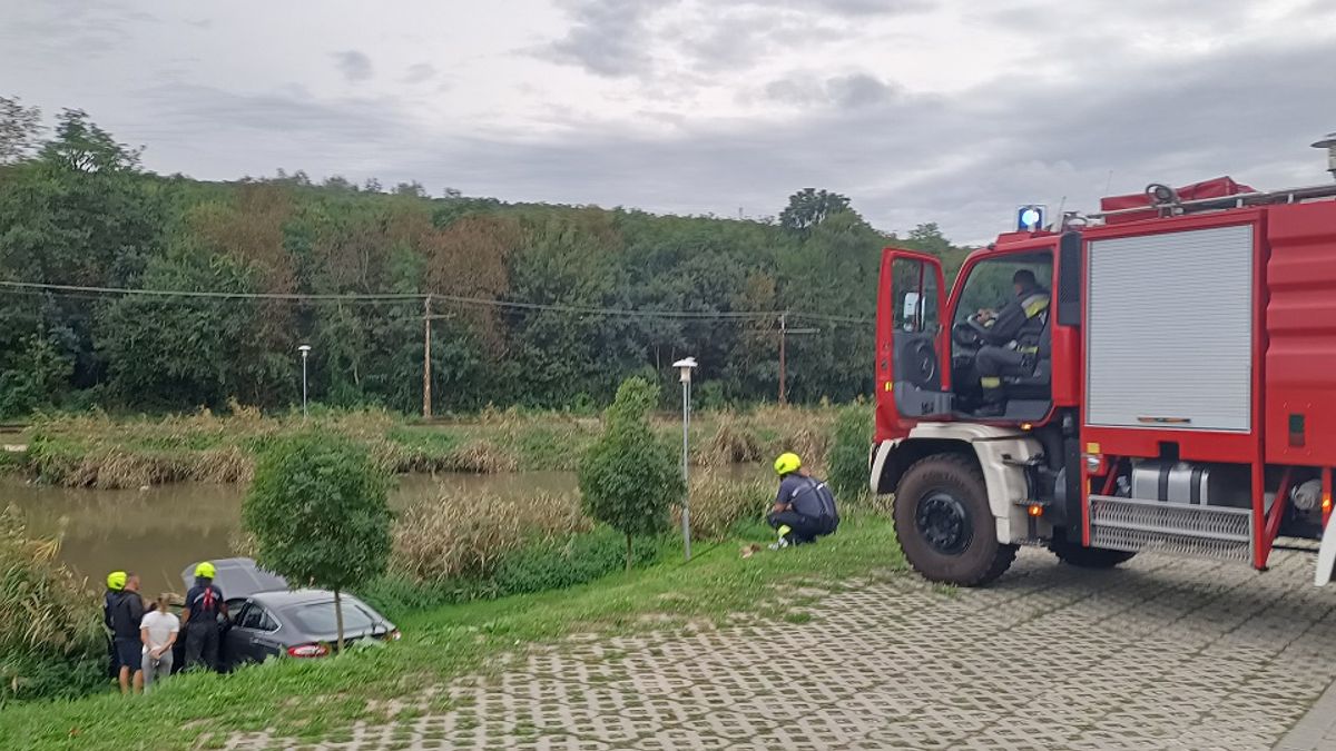 Tóba csúszott egy autó a Kánai úton, fotók a helyszínről