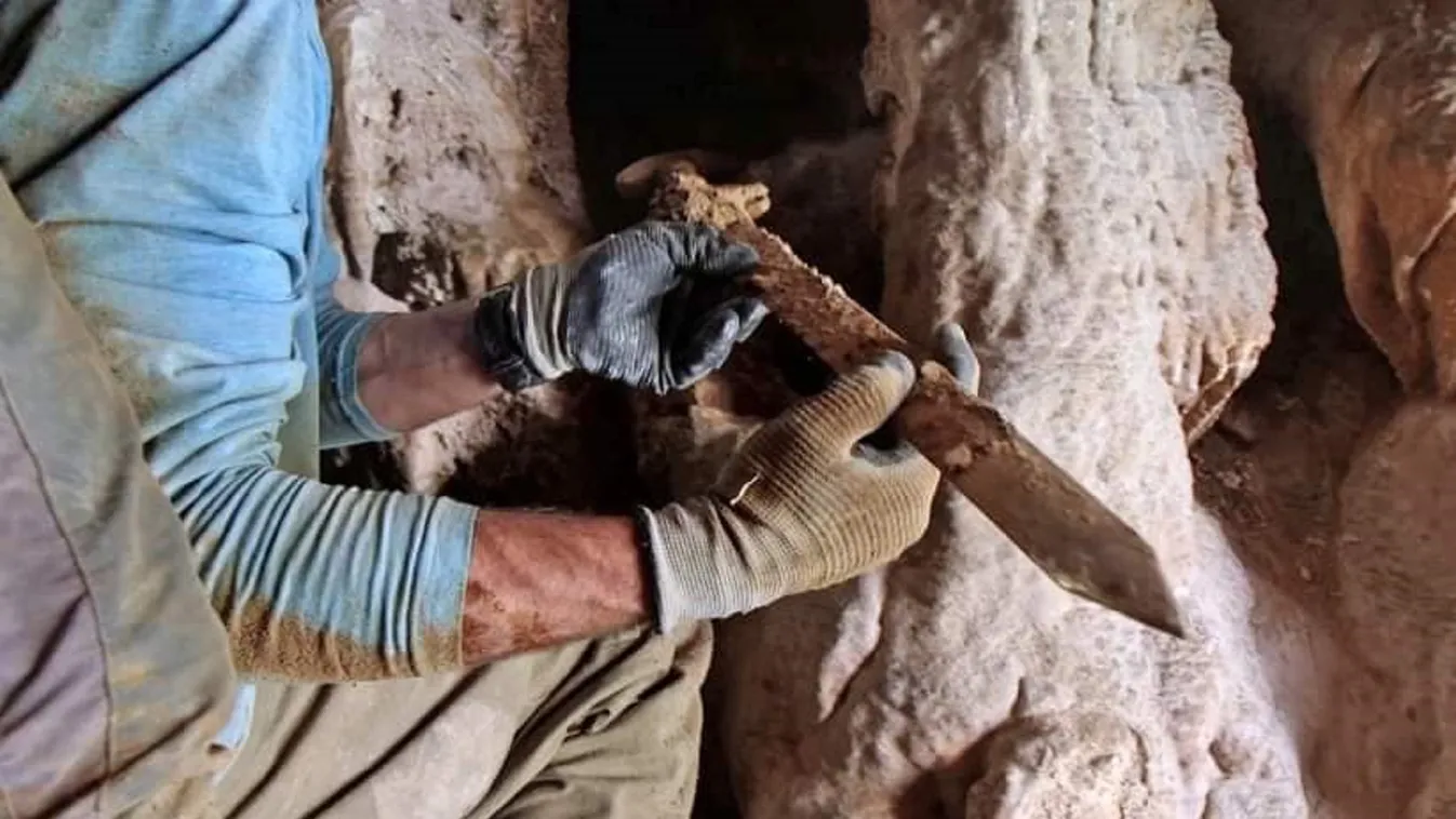 Videó: 1900 éves római kardokat találtak egy barlangban Izraelben