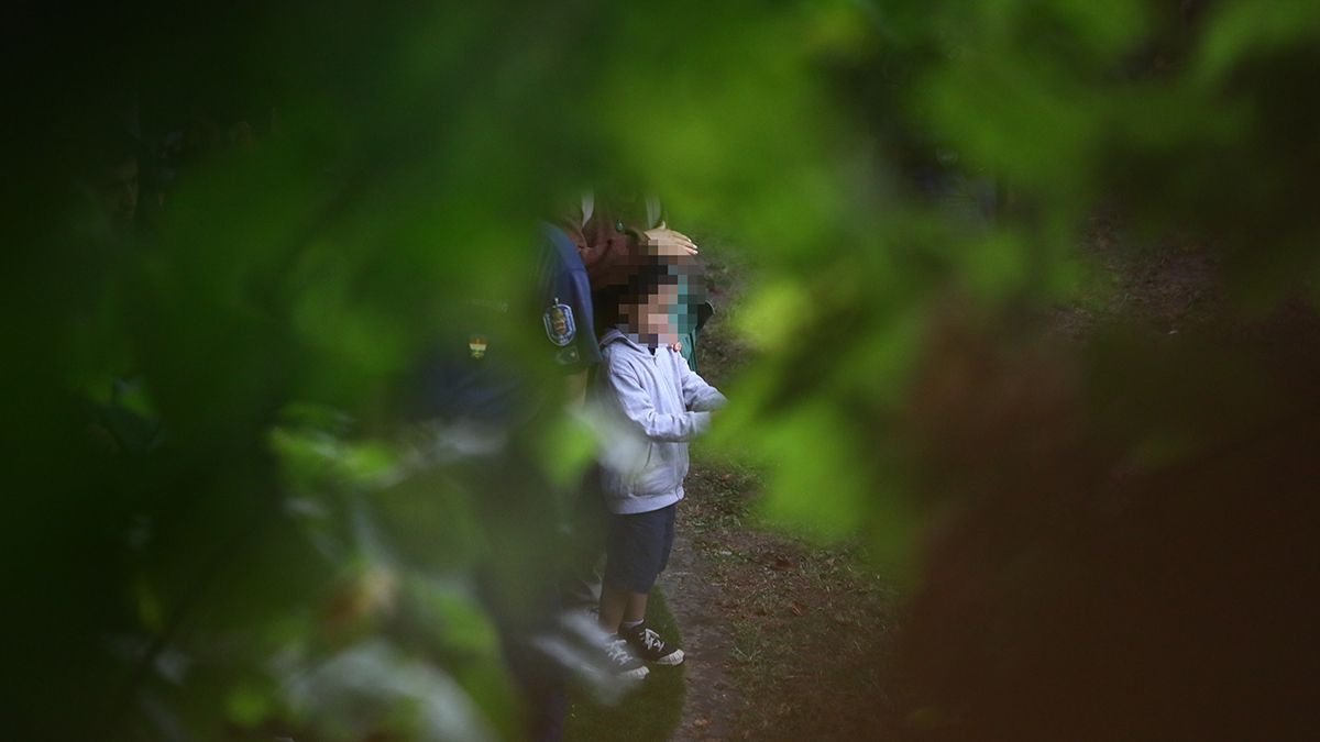 Gyerekeket használnak pajzsnak a migránsok – Elképesztő felvételek a magyar határról