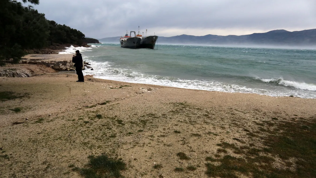 Turistahajó utasait és kajakosokat is menteni kellett a tengerből Horvátországban
