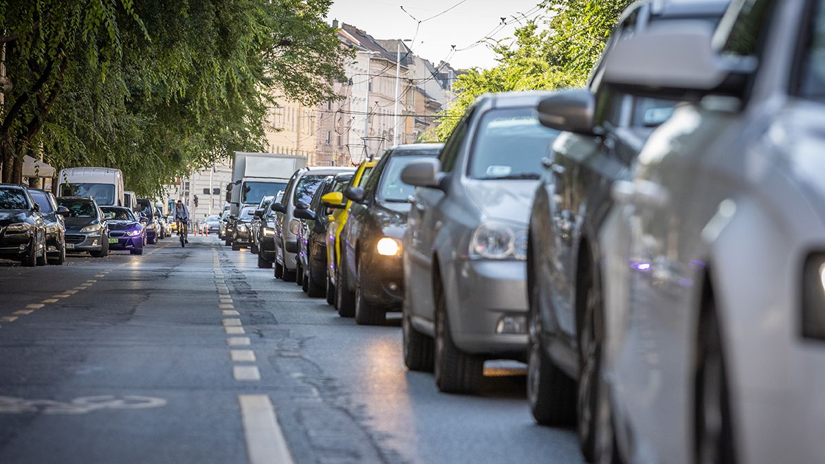 Súlyos balesetek miatt több útszakaszt lezártak: Budapest és az M3-as is érintett