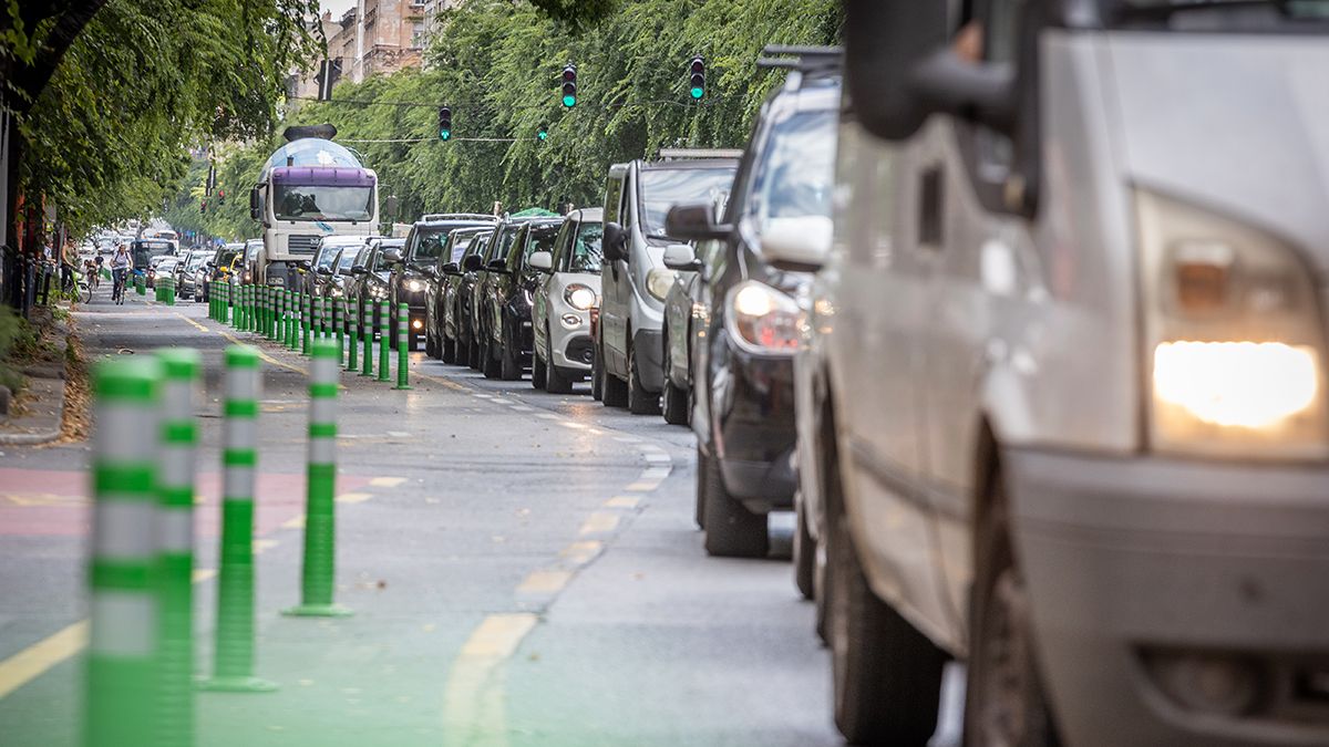 Teljes útlezárás Budapest szívében - baleset miatt bénult le a forgalom