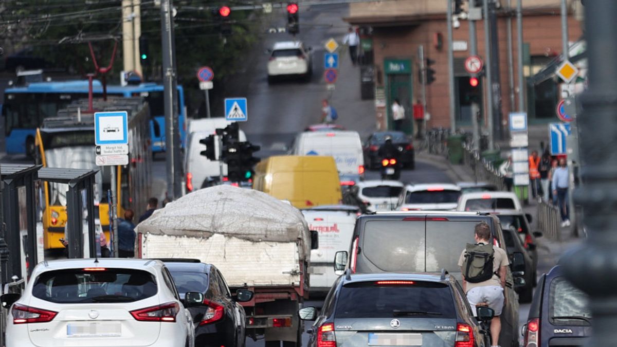 Karácsonyék megbénították Budapestet a tanévkezdés napján