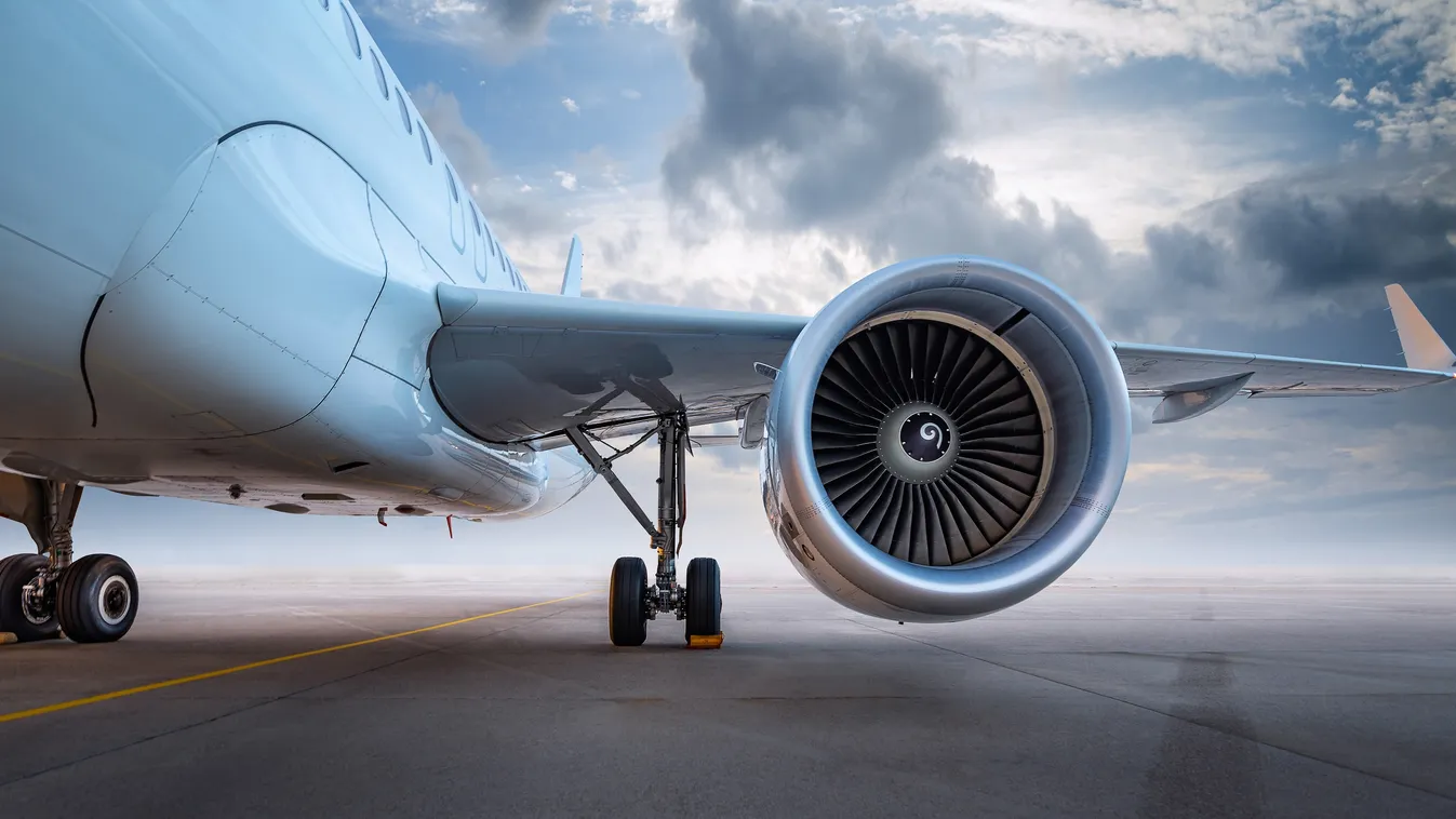 Lángolt egy Airbus hajtóműve, az utasok az értékeiket mentették