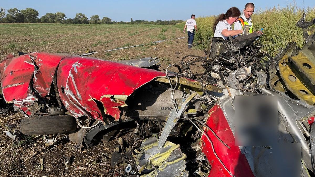 Újabb megrázó fotók a tragédiáról, parkoló autó mellé csapódott a kisrepülő