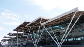 Spanyolországban egy részeg utas addig rángatta a repülőgép ajtaját, amíg eltörte