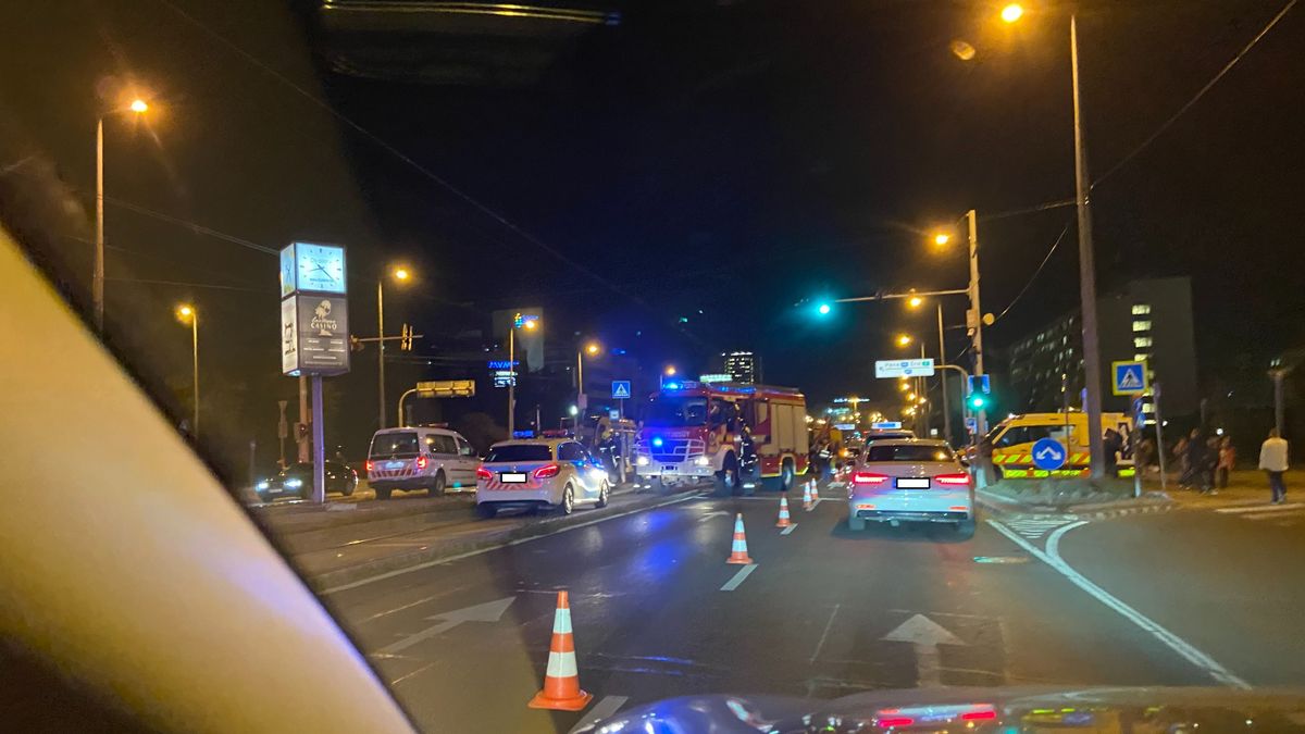 Villamosnak ütközött egy autó Budapesten, térdre rogyott a fővárosi közlekedés – Exkluzív helyszíni fotók
