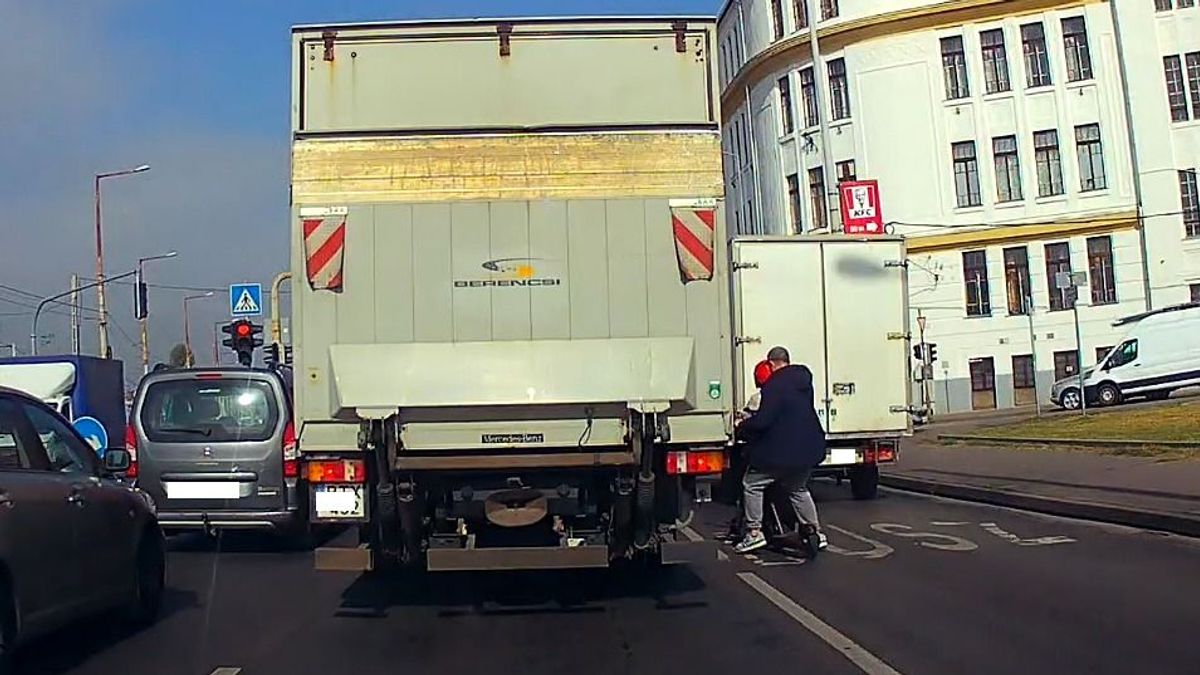 A rollerről leugorva tudta csak elkerülni a balesetet a fiatal fiú - videóval