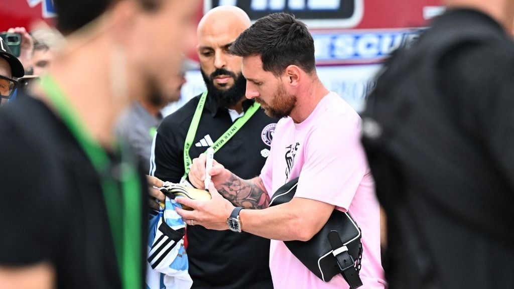 Lionel Messi és testőre: szigorúan ellenőrzött autogramosztás