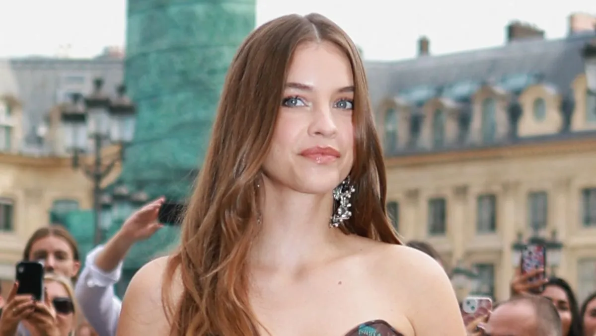 Barbara Palvin arrive au défilé Vivienne Westwood prêt à porter printemps / été 2024 lors de la fashion week à Paris