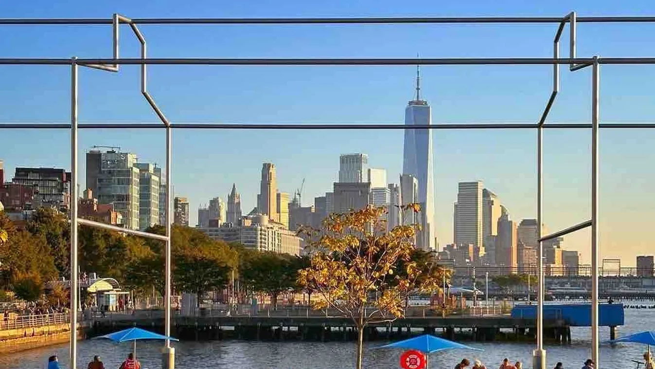 Homokos szabadstrandot adtak át a manhattani betondzsungel közepén