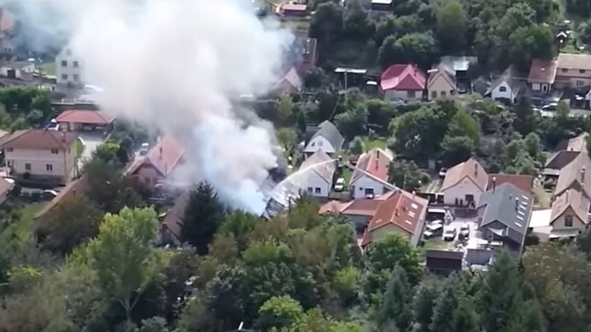 „Videón láttam, ahogy lángokban állt a gyerekkori házam” – mondta lapunknak a pomázi tűz egyik károsultja – Videó