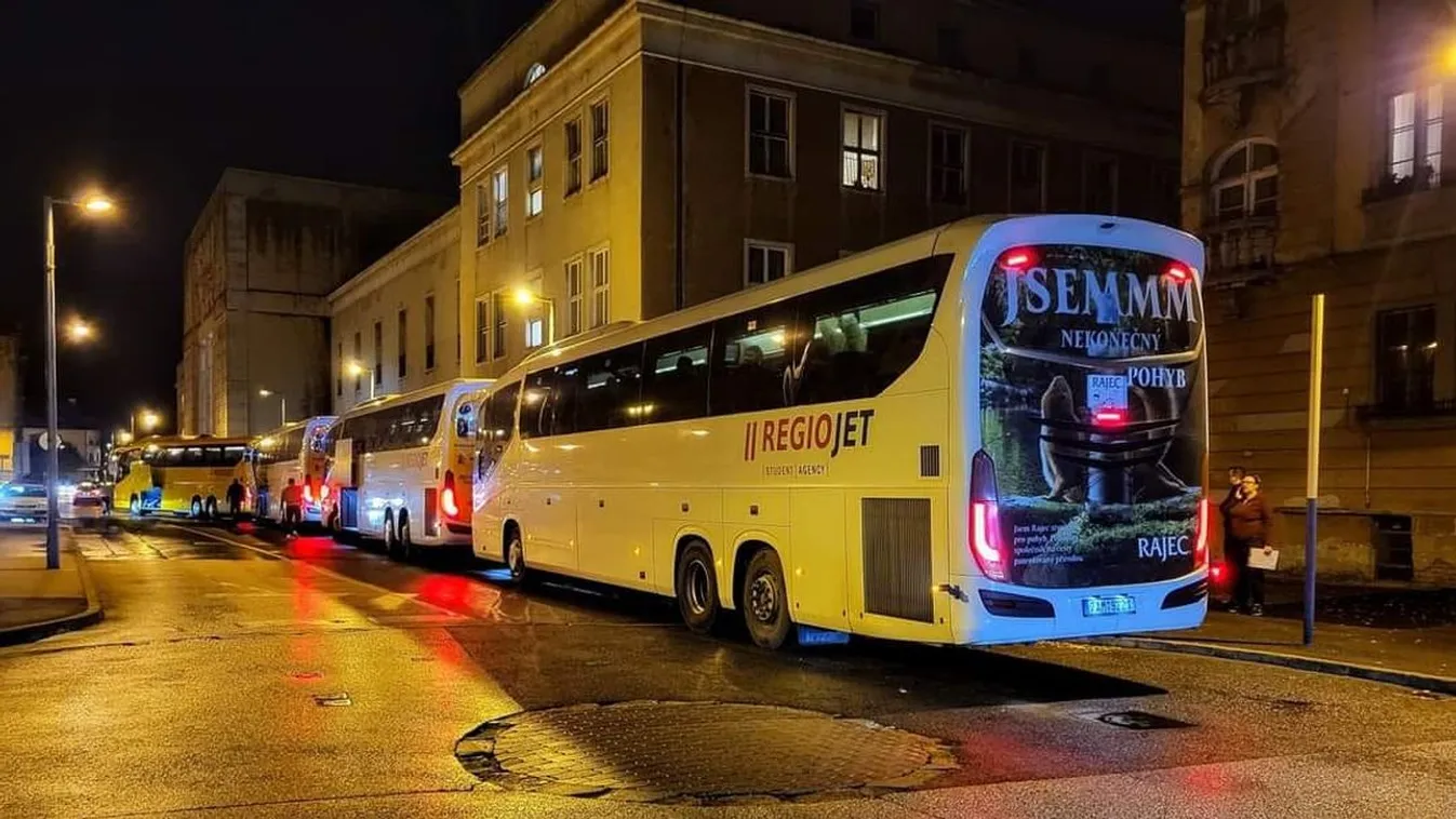 Három hétig pótlóbuszok járnak Budapest és Győr között