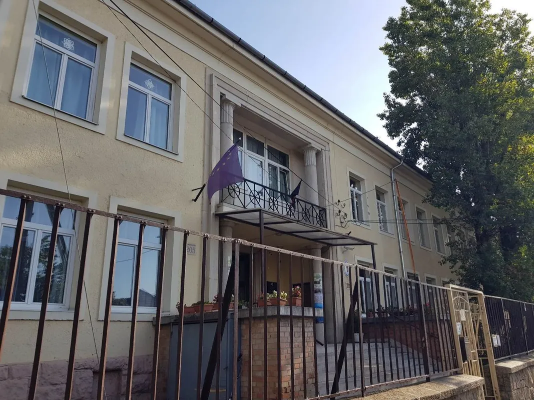 Pesterzsébet, iskolai tragédia, betonfal, mécsesek, megemlékezés