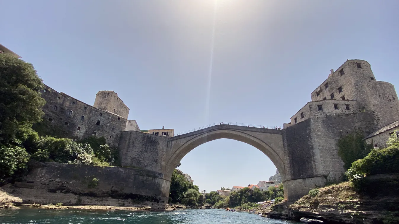 Elképesztő látvány: Kifehéredett a Neretva folyó Bosznia-Hercegovinában