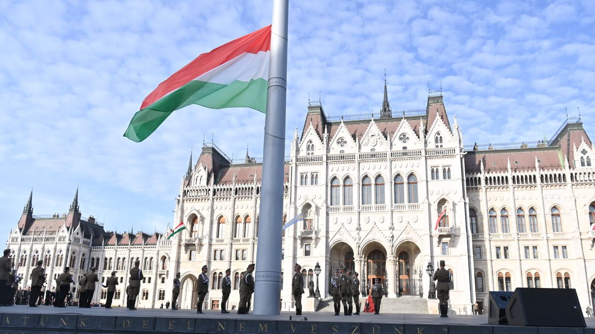 Tisztelet a hősöknek! Felvonták a nemzeti lobogót