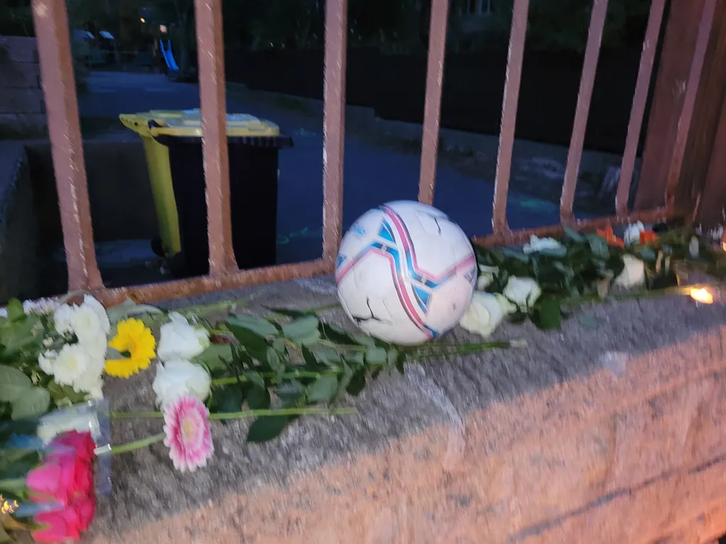 Így emlékeztek a kedd reggel elhunyt kisfiúra az iskolája előtt