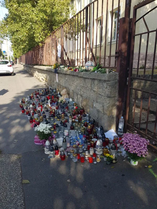Pesterzsébet, iskolai tragédia, betonfal, mécses, megemlékezés