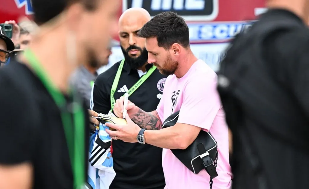 Lionel Messi és testőre: szigorúan ellenőrzött autogramosztás