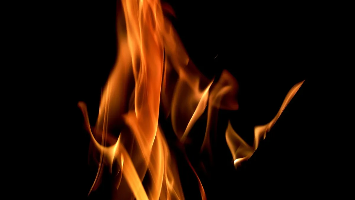 Felcsaptak a lángok a Radnóti Miklós utcában, nagy a baj