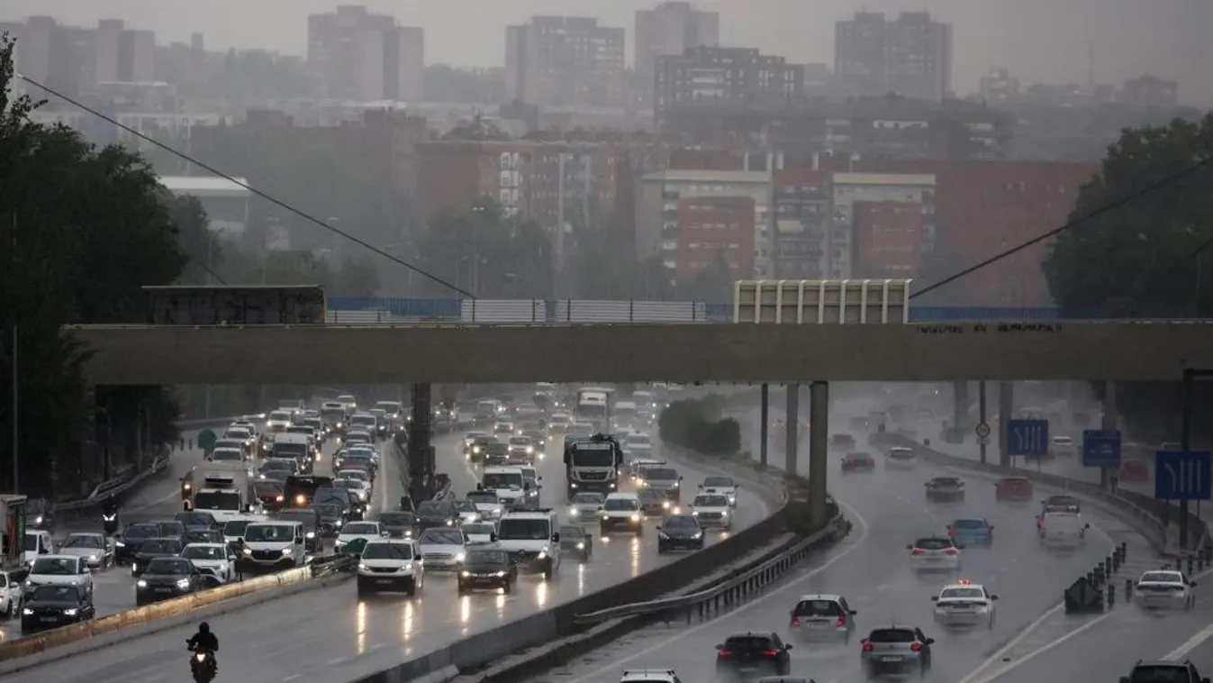 Videó: Soha ennyi eső nem áztatta még Madridot, a metrókocsikba is befolyt a víz
