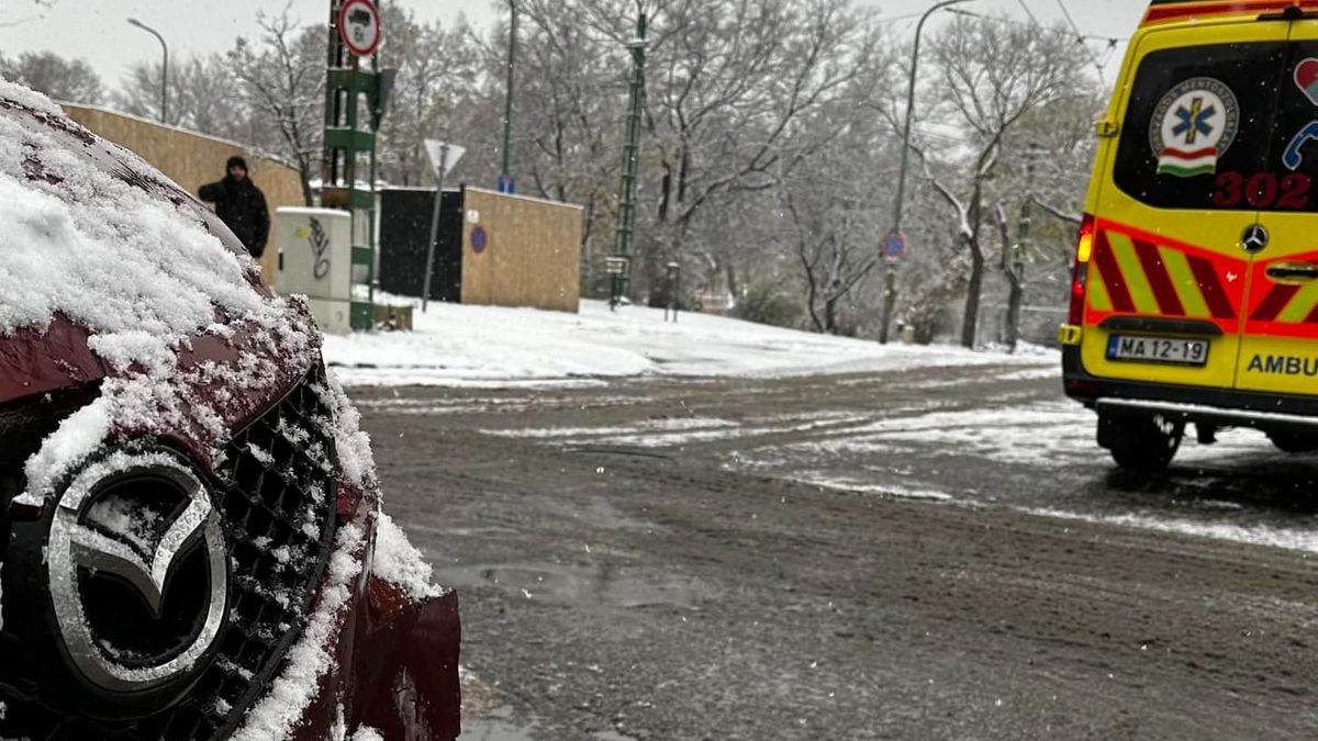 Balesetet okozott az első hó: mentőnek csapódott egy autó Zuglóban