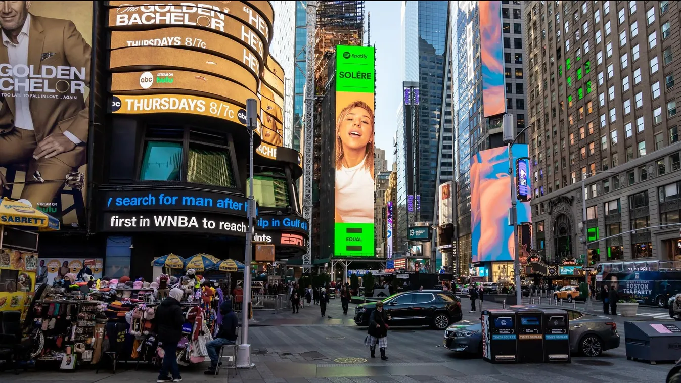 Magyar tehetség tekint le a New York-i Time Square óriásplakátjáról