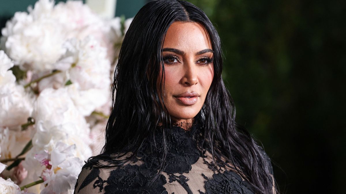 Kibuggyant a melltartóból Kim Kardashian hatalmas dekoltázsa - Fotó