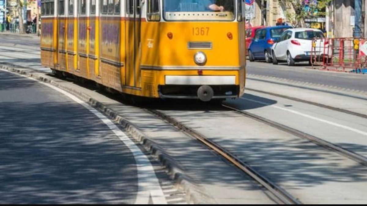 Súlyos baleset történt Budapesten: turista busz és villamos ütközött, mentő kellett a helyszínre