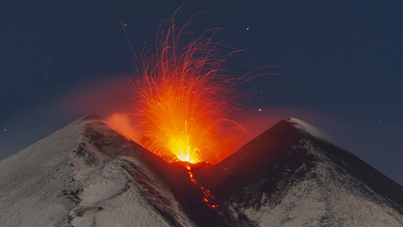 Videó: Látványos kitörést produkál a hóval borított Etna