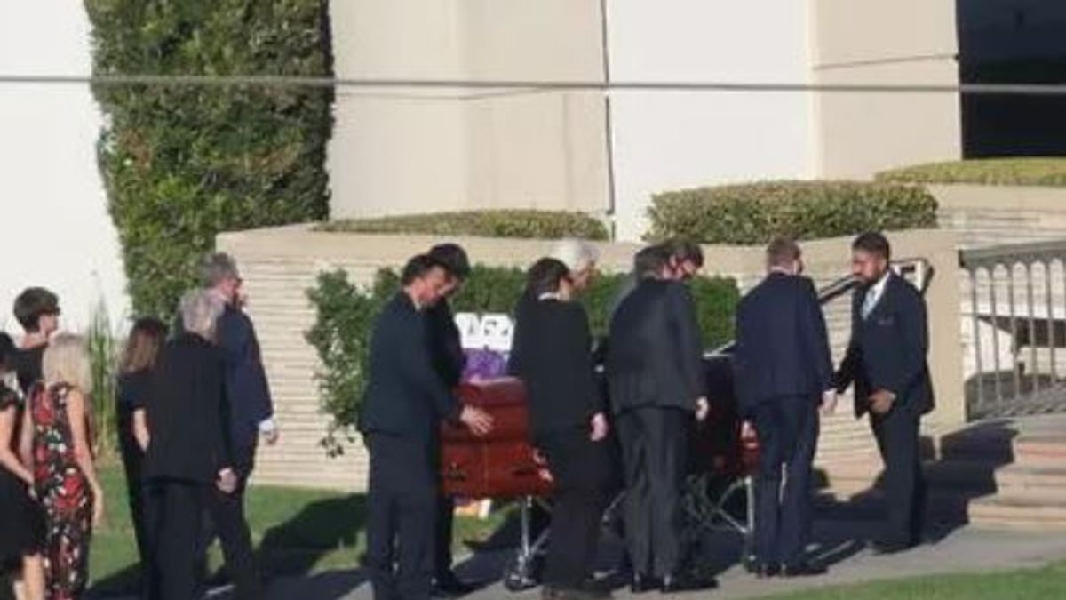 Fotók és részletek: így zajlott Matthew Perry szívszorító temetése