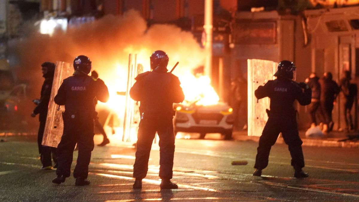 Gyerekekre támadtak: Lángokban áll Dublin a késes migránstámadás után - Videó